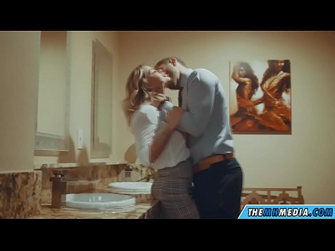 ❤️ Xa i-blonde ene-busty ikuhenda kwindlu yangasese yoluntu Amanyala kuthi ❌